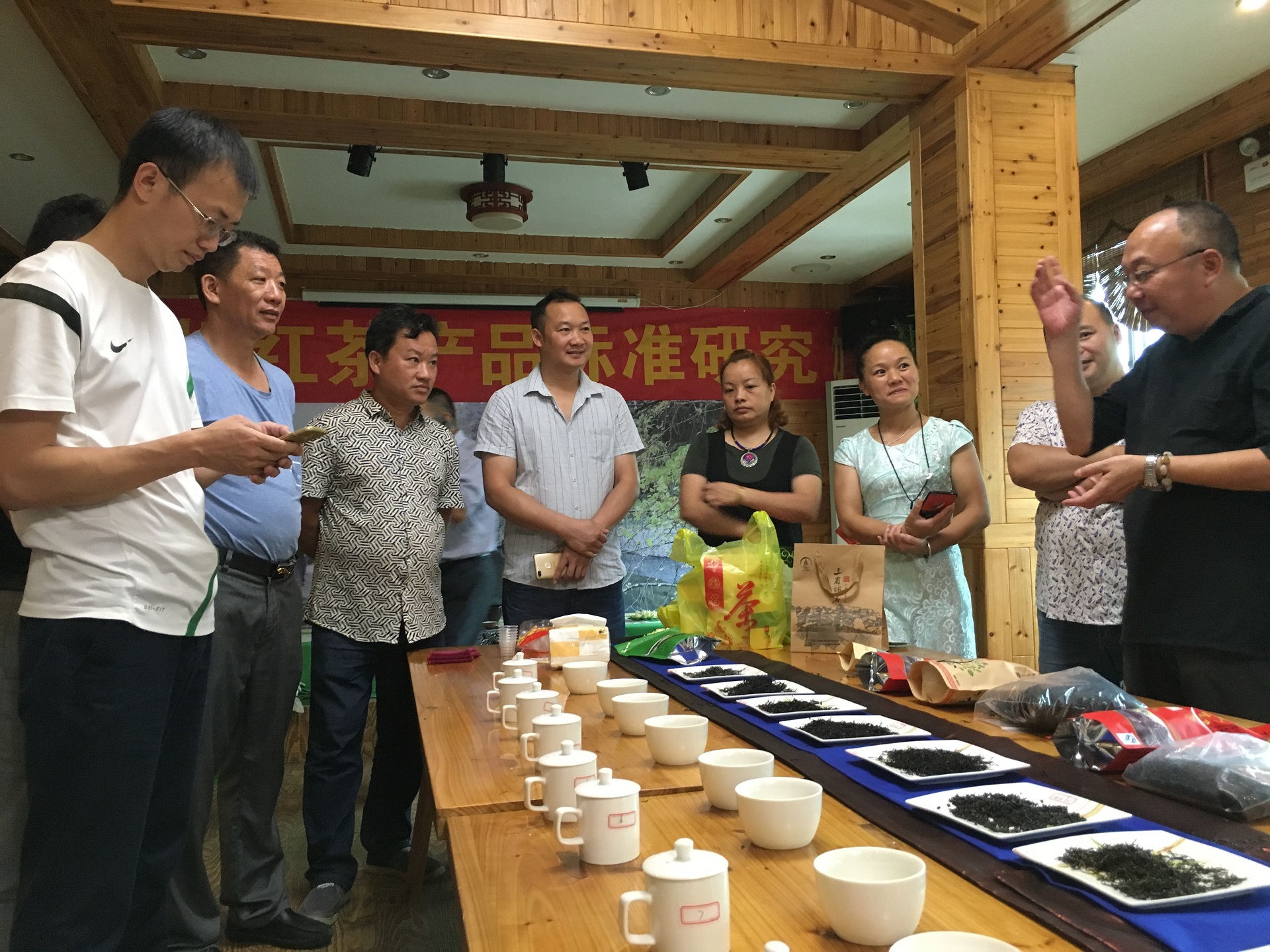 中国茶叶研究所主任叶阳老师对三江红茶评审培训活动.jpg